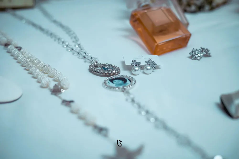 Joias da noiva e perfume