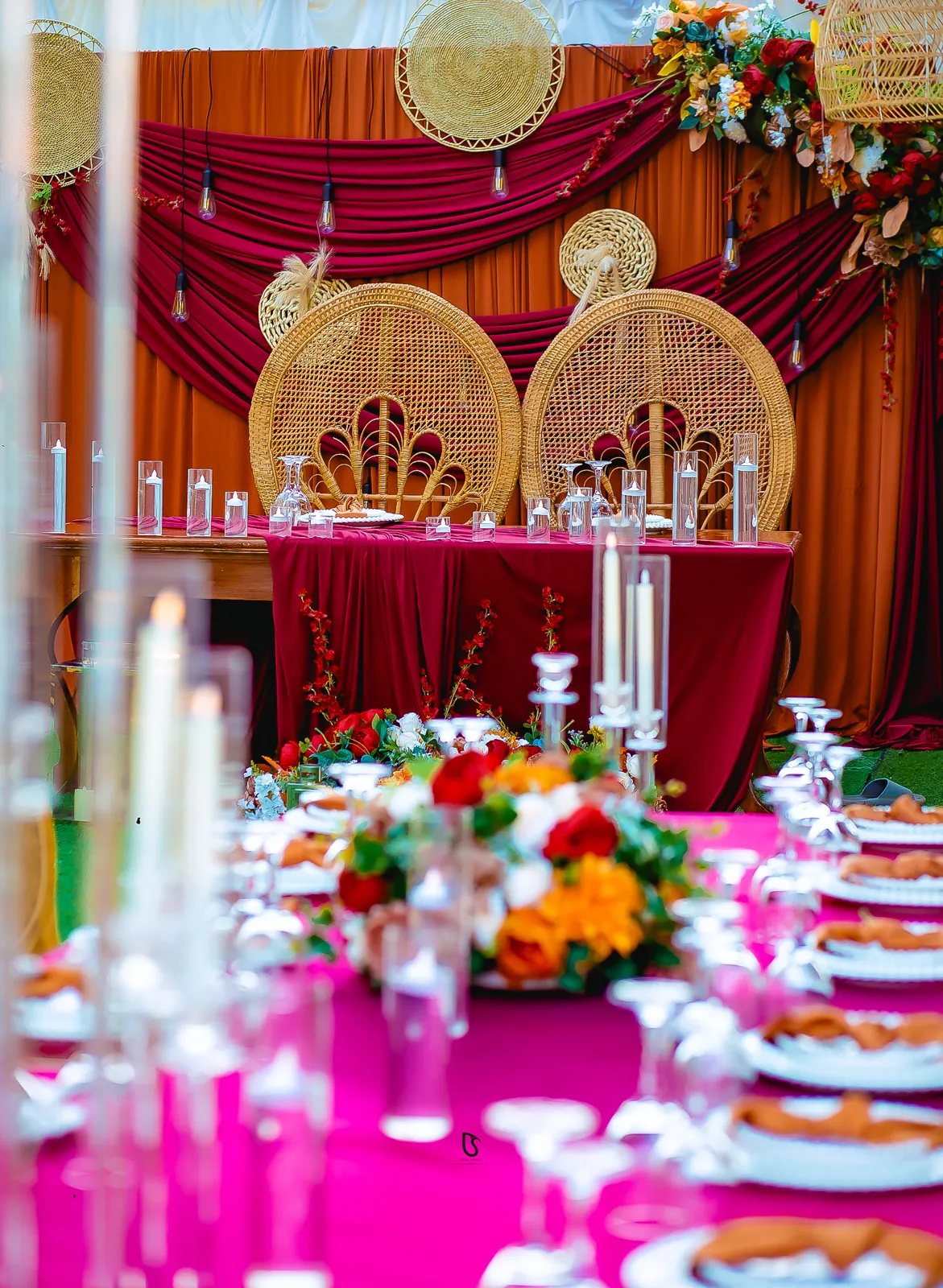 Mesa dos noivos com cadeiras de vime e velas